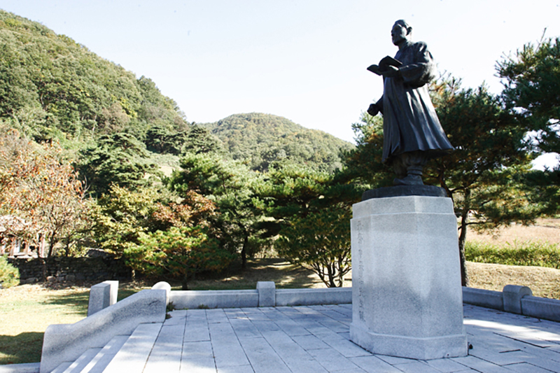 단재 신채호 선생 생가 기념동상